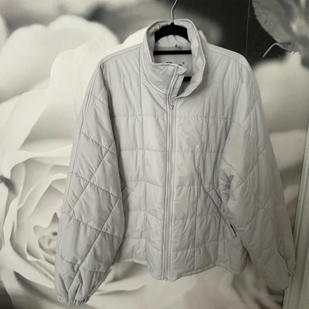 Aritzia- TNA light Gray Women's Quilted Jacket size large